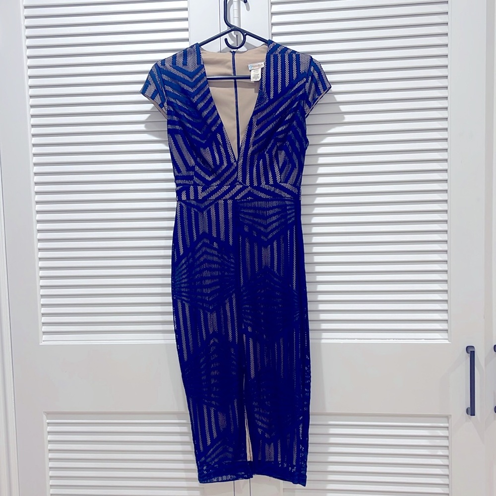 Knee lenth bodycon dress perfect for weddings, date night, special occasion.